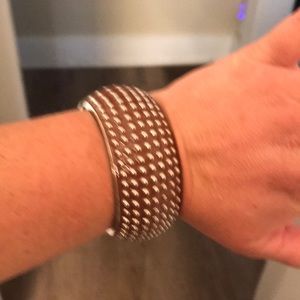 A bracelet, easy to wear, can open it up to put on